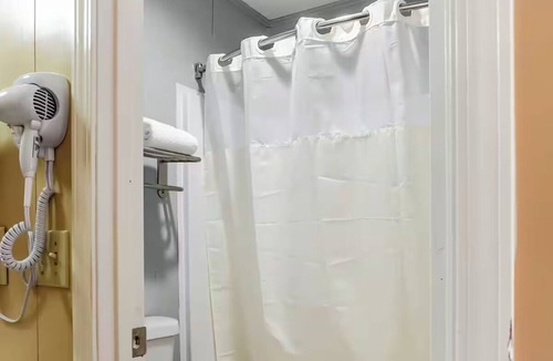 Ridgeland Hotel | 4 Great Units w/Free Parking Near Fiddlers Seafood Restaurant