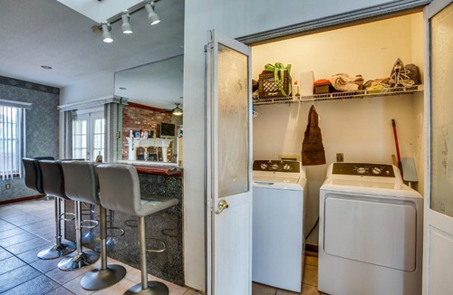 Algiers House | 4 Mi to Bourbon St: Spacious Retreat w/Wet Bar!
