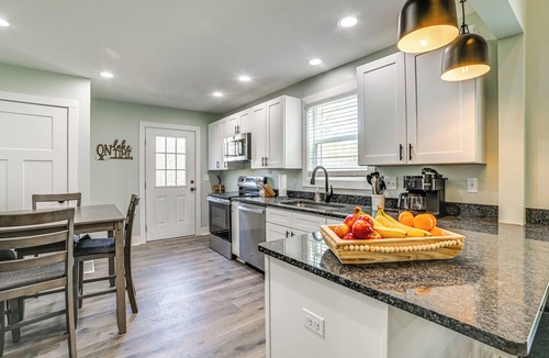 Cadiz Cottage | 4 Mi to Lake Barkley: Pet-Friendly Home w/Hot Tub