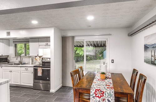 Dayton House | 4 Mi to MetroParks Ice Rink: Pet-Friendly Getaway