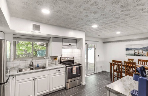 Dayton House | 4 Mi to MetroParks Ice Rink: Pet-Friendly Getaway