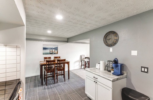 Dayton House | 4 Mi to MetroParks Ice Rink: Pet-Friendly Getaway