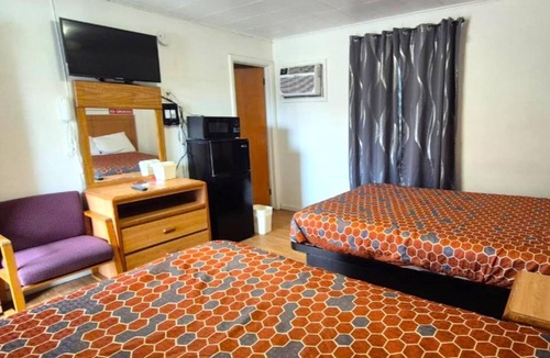 Cadillac Hotel | 4 Quiet & Budget-Friendly Rooms w/Free Parking Perfect for Group Getaways