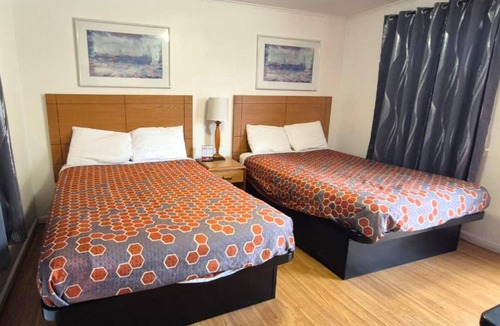 Cadillac Hotel | 4 Quiet & Budget-Friendly Rooms w/Free Parking Perfect for Group Getaways