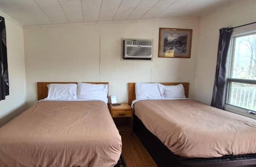 Cadillac Hotel | 4 Quiet & Budget-Friendly Rooms w/Free Parking Perfect for Group Getaways