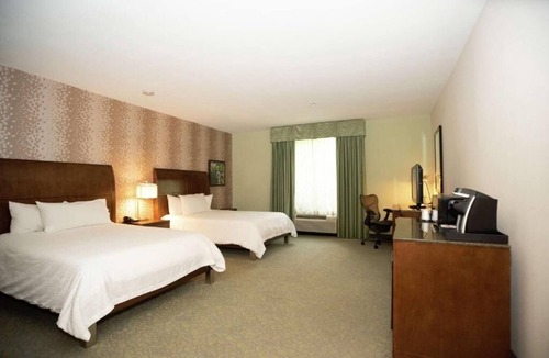 Covington Hotel | 4-Room Stay Near Lake Pontchartrain and Covington's Central Business District