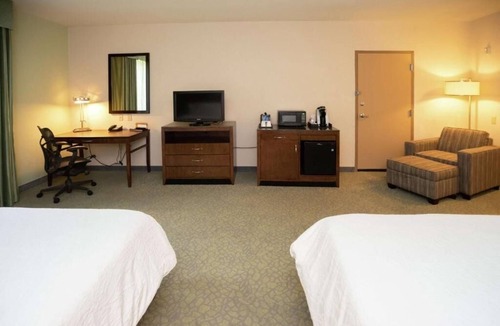 Covington Hotel | 4-Room Stay Near Lake Pontchartrain and Covington's Central Business District