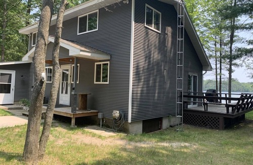 Hillman House | 4 Seasons, Charming Lakefront Cottage on Ess Lake sleeps 10