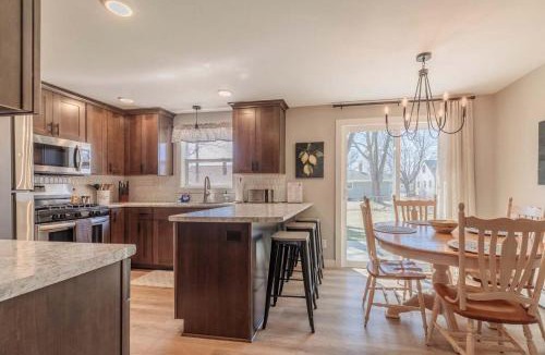 Green Bay House | 4BR 2BA Dog Friendly 3 Kings Walk to Lambeau