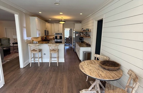 Oxford House | 4BR/4Bath right off the Square w/2 King Beds!