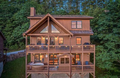 Wolf Laurel House | 4BR Cabin with Ski Resort, Mtn Views & Hot Tub