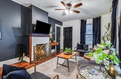 Freetown - Port Rico House | 4BR Downtown Lafayette-Garden Parking Walk to Arts District