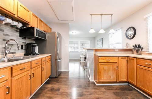 South Bend House | 4BR Gameday Getaway|EV Charger+|Pet-Friendly |10p