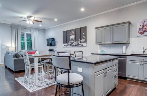 Highlands House | 4BR Great One's Getaway; Outdoor Tub & Fire Pit