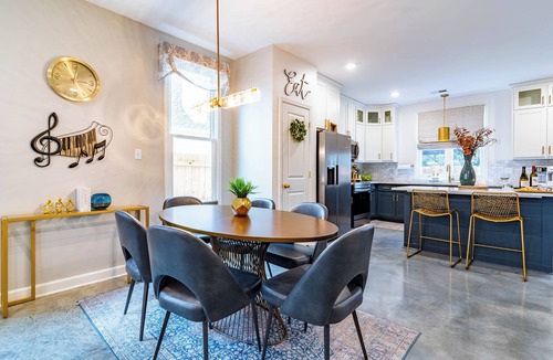 Joffre House | 4BR + Hot Tub + Game Room with Arcade & Air Hockey + New Luxury