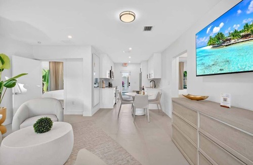 North Beach House | 4BR Miami Beach Pool Villa 1 Block to Beach