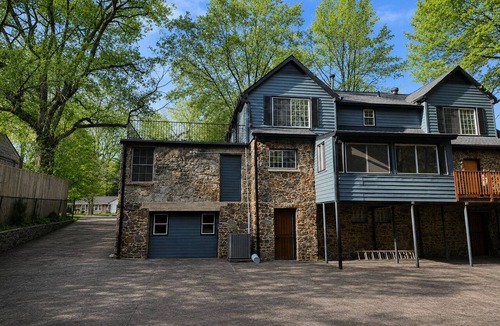 Atlanta House | 4BR Pet-Friendly Atlanta Woods Retreat