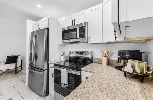 Willoughby Acres House | 4BRM Stylish Private Home, HTD POOL-Close To Beaches-BBQ-Pets OK-Spotless Clean