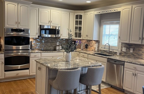 Buechel House | 5,000 sq ft 5-bedroom golf course home with walkout - 2 miles from Valhalla!