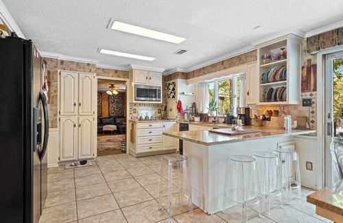 Mid America House | 5-bedroom estate property with tons of amenities! Outdoor Kitchen! Pool! More!