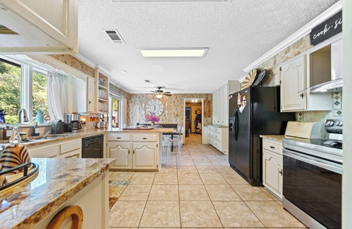 Mid America House | 5-bedroom estate property with tons of amenities! Outdoor Kitchen! Pool! More!