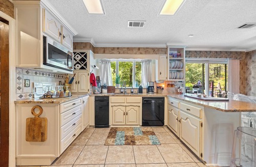 Mid America House | 5-bedroom estate property with tons of amenities! Outdoor Kitchen! Pool! More!