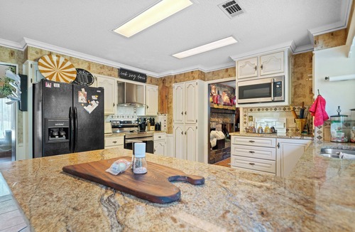 Mid America House | 5-bedroom estate property with tons of amenities! Outdoor Kitchen! Pool! More!