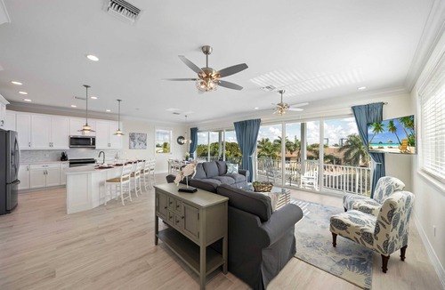 Mid Island House | 5-Bedroom Pool House, Private Access to Beach, Amazing Panaramic Gulf Views