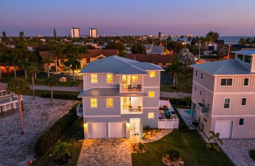 Mid Island House | 5-Bedroom Pool House, Private Access to Beach, Amazing Panaramic Gulf Views