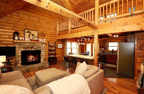 East Jordan Cabin | 5 BR log cabin - Hot Tub - 40 private acres - Hiking trails