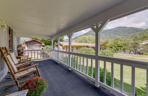 Maggie Valley House | 5 Mi to Cataloochee Ski Area! Family Home w/Views