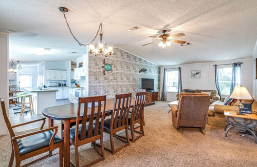 Homosassa Cottage | 5 Mi to Homosassa Springs Park: Home w/Yard!