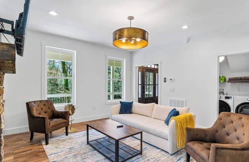 Asheville Cabin | 5 Miles to Downtown Asheville ~ With Hotub & Pet Friendly