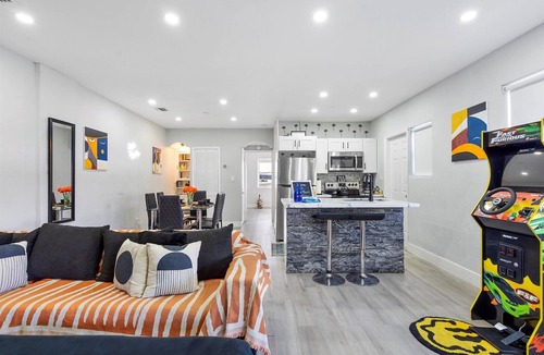 East Little Havana House | 5 min to Brickell/Bars - Arcade - King Bed - Outdoor Fun