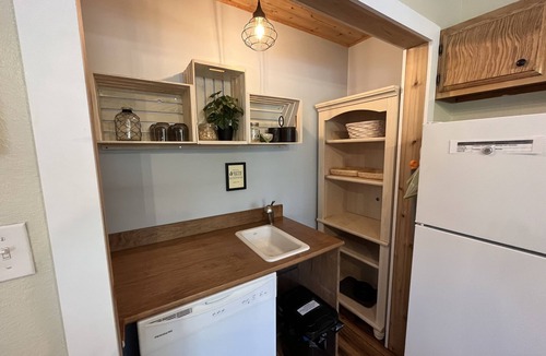 Colington House | 5 mins to Sound and Beach! Pet friendly & perfect for couples and small fam!