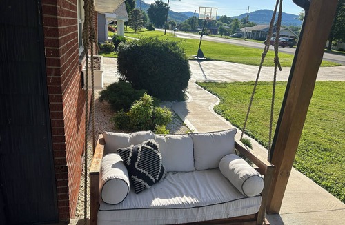 Middlesboro House | 5 minutes from LMU!
