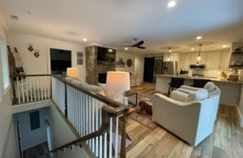 Highlands House | 5 Star Reviews! Amazing Location, Enjoy Comfort, Style & Dog Friendly!