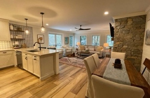 Highlands House | 5 Star Reviews! Amazing Location, Enjoy Comfort, Style & Dog Friendly!