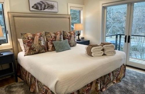 Highlands House | 5 Star Reviews! Amazing Location, Enjoy Comfort, Style & Dog Friendly!