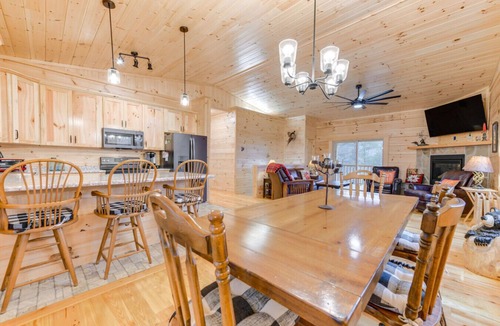 Hartford House | 5BR Smoky Mtn Cabin w/Hot Tub | Sleeps 13