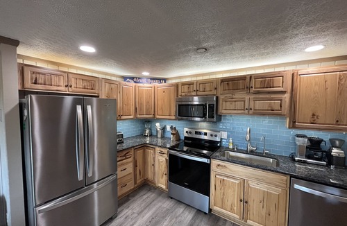 Edray House | 5BR townhome close to slopes and village, EV charger