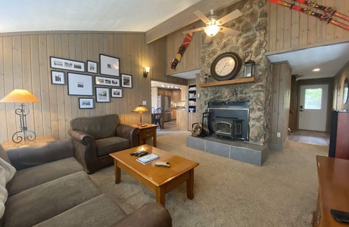 Edray House | 5BR townhome close to slopes and village, EV charger