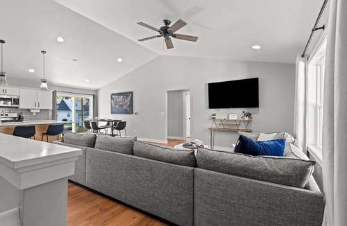 Green Bay House | 6-Bed Arcade Home with Hot Tub