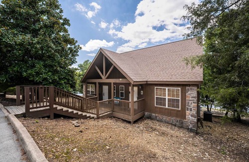 Reeds Spring Cottage | 6 Mi to Branson Strip! Lakefront Home w/Fireplace