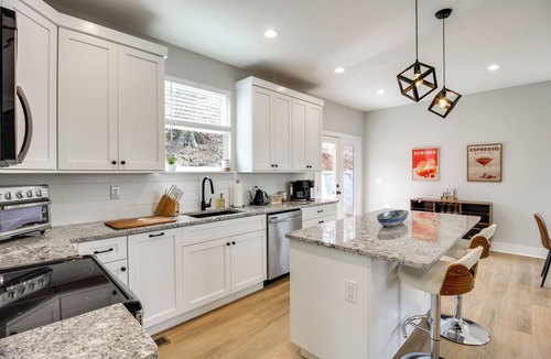 Rossville Cottage | 6 Mi to Chattanooga: Home w/Balcony & Dtwn Views!
