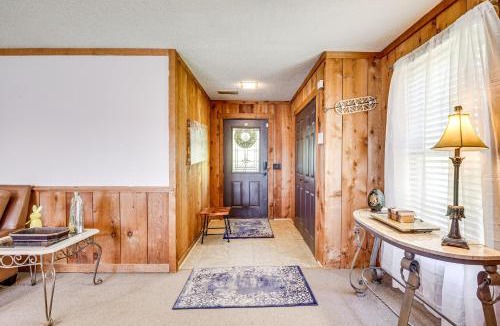 Hollywood Apartment | 6 Mi to Scottsboro: Pet-Friendly Cabin Apt