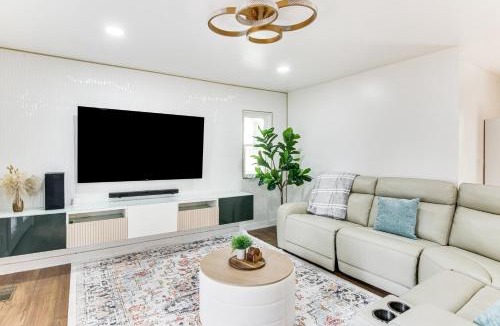 Beverly Woods House | 6 Mi to Spectrum Center: Spacious Getaway w/Deck