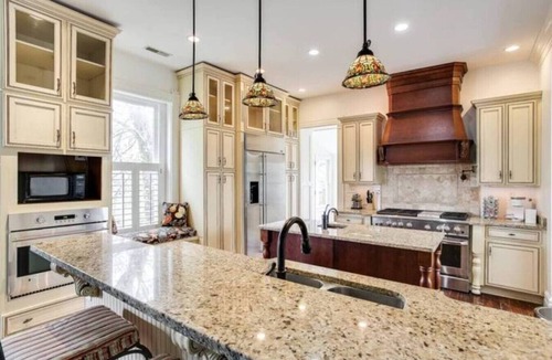 Clifton House | 7 Large Bedrooms | Peaceful Backyard | Cozy