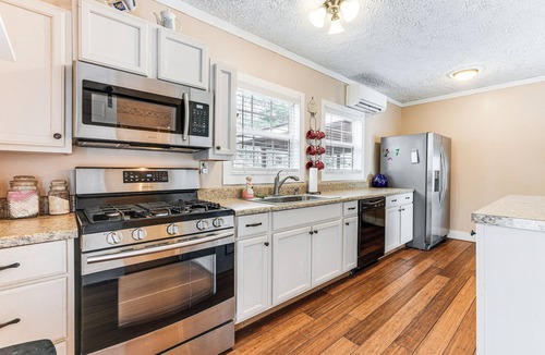 Hayesville Cabin | 7 Mi to Lake Chatuge: Creekside Cabin w/Decks!