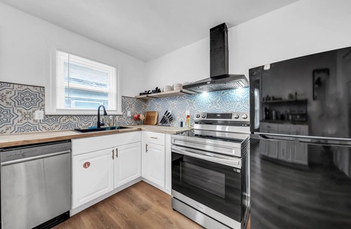 Downtown Niagara Falls House | 7bdrm, 3baths, 2 kitchens, mins to falls, Arcade, WiFi, AC, parking